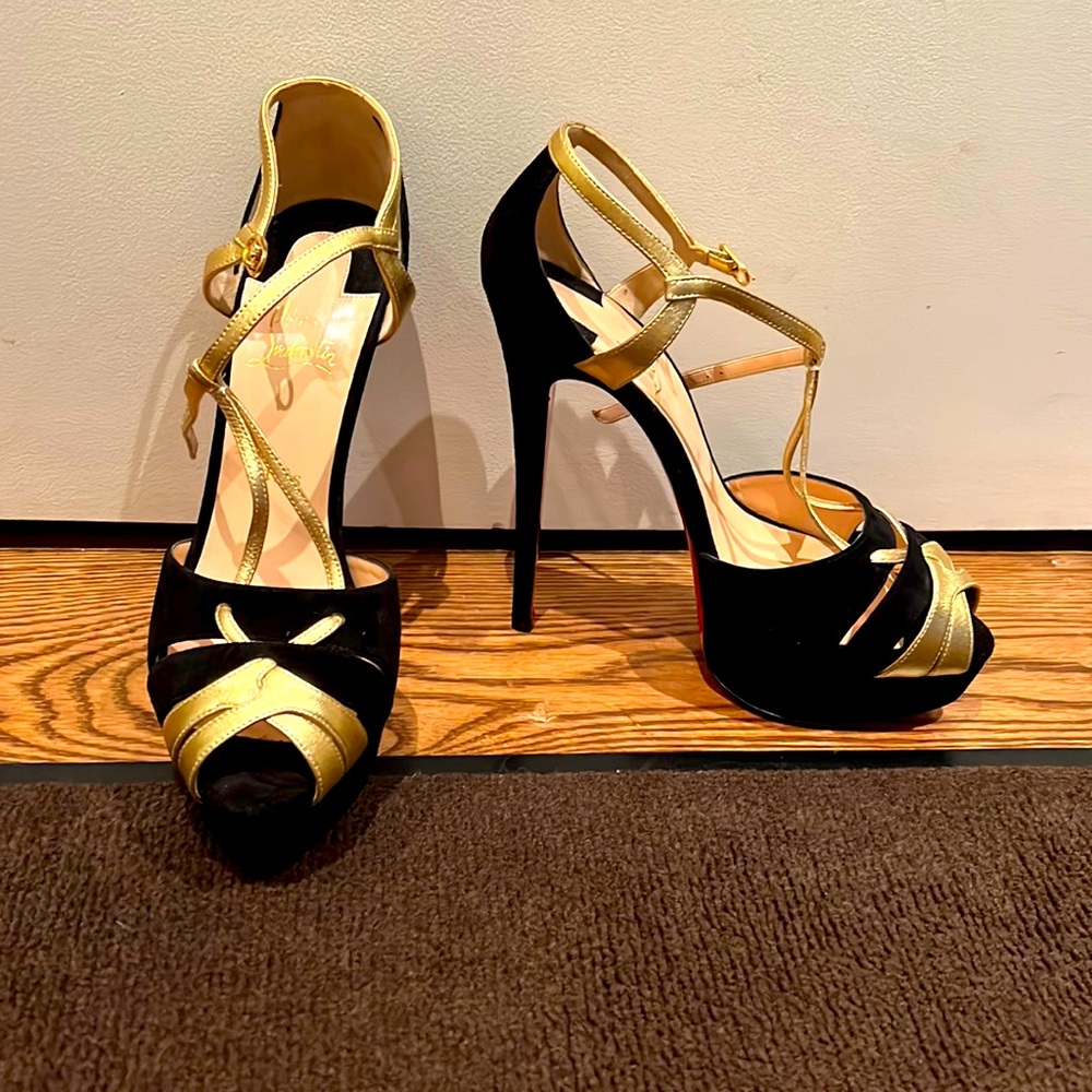 BRAND NEW NEVER WORN pair of Christian Loubiton